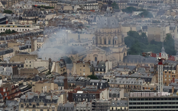 Fumaça sobe de telhados após explosão de gás no quinto arrondissement de Paris, França 21/06/2023