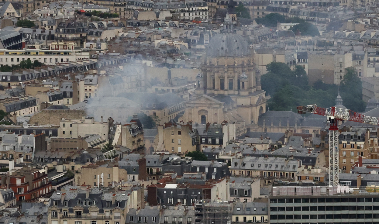 Fumaça sobe de telhados após explosão de gás no quinto arrondissement de Paris, França 21/06/2023