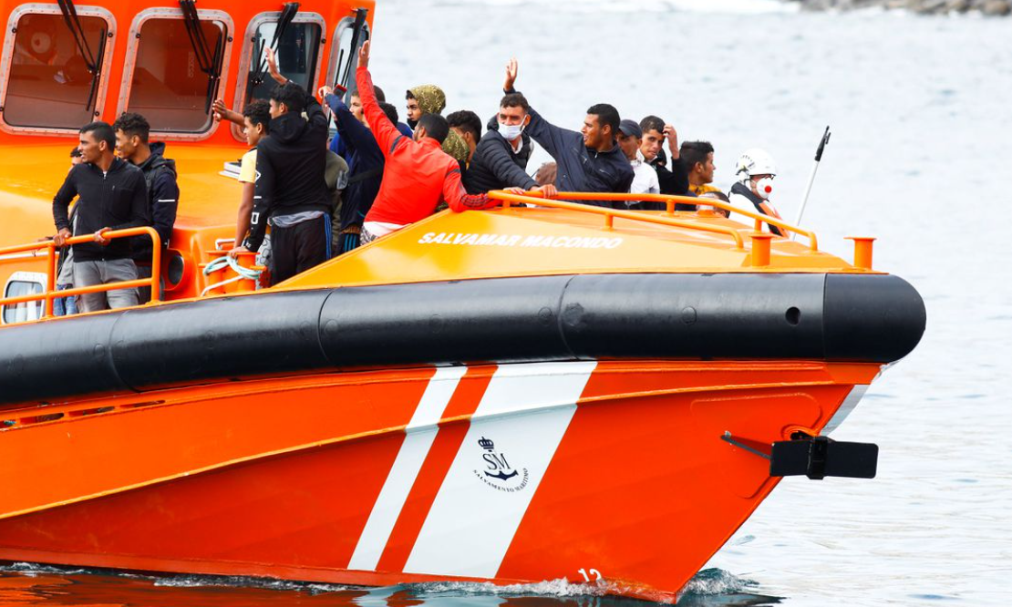 Migrantes esperam para desembarcar de um navio da guarda costeira espanhola no porto de Arguineguin, na ilha de Gran Canaria, Espanha, em 1º de setembro de 2021.