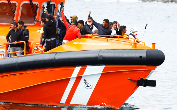 Migrantes esperam para desembarcar de um navio da guarda costeira espanhola no porto de Arguineguin, na ilha de Gran Canaria, Espanha, em 1º de setembro de 2021.