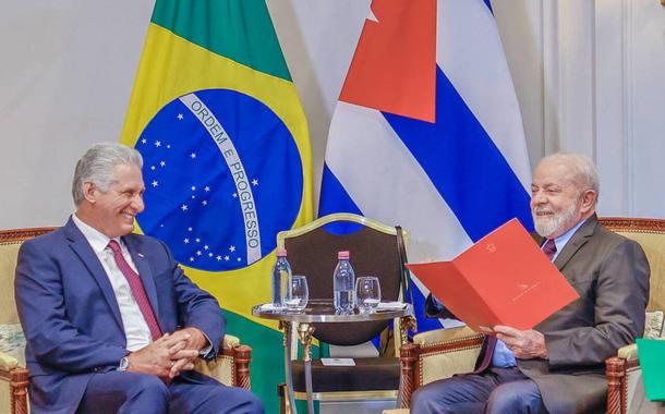 Presidentes Díaz-Canel e Lula dialogam em Paris