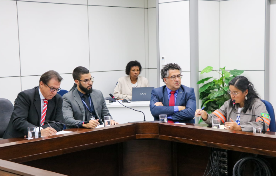 Ministro Luiz Marinho em reunião com representantes dos trabalhadores do setor elétrico