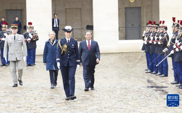 Elisabeth Born e Li Qiang se encontram em Paris