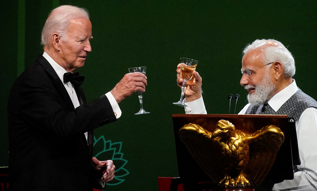 Presidente dos EUA, Joe Biden, e premiê indiano, Narendra Modi, brindam durante jantar de Estado na Casa Branca, em Washington, EUA 22/06/2023