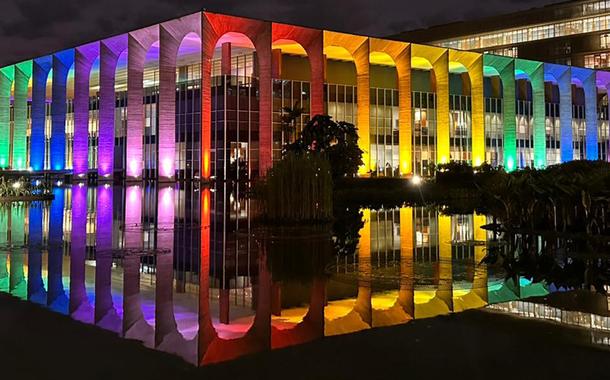 Palácio do Itamaraty iluminado com as cores das bandeira LGBTQIA+