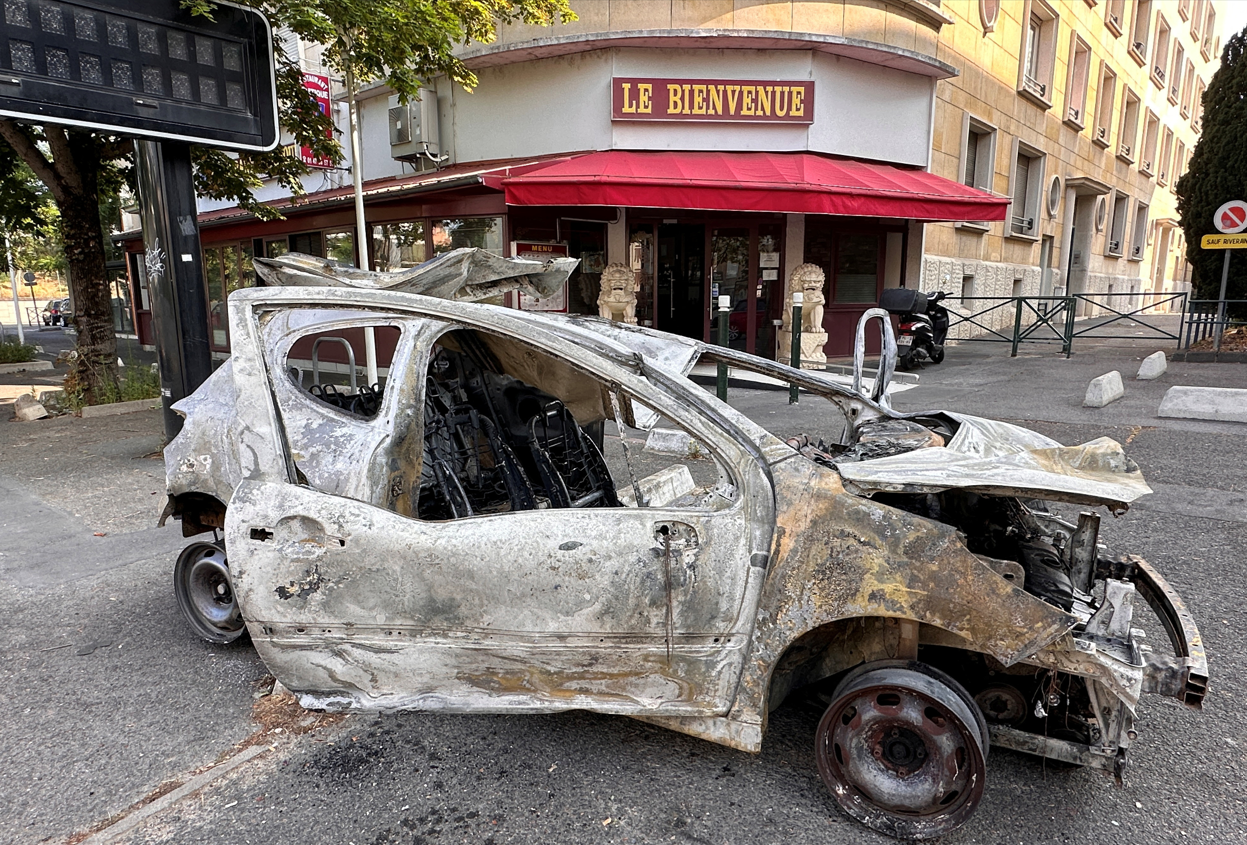 Carro queimado durante protestos em subúrbio de Paris após morte de adolescente pela polícia 28/06/2023