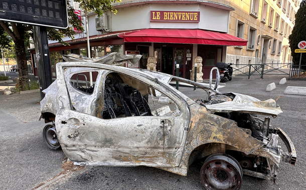 Carro queimado durante protestos em subúrbio de Paris após morte de adolescente pela polícia 28/06/2023