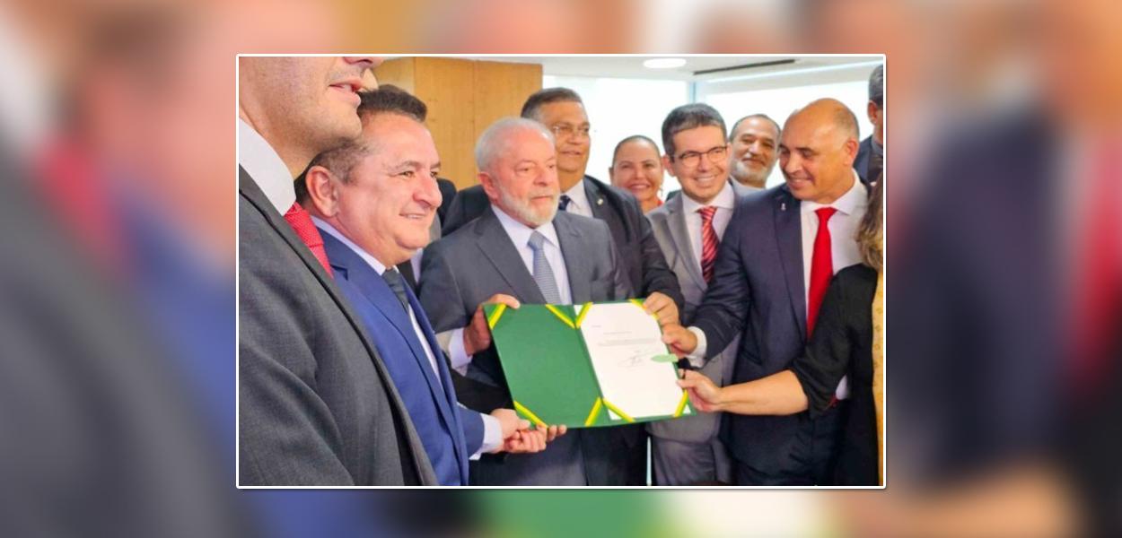 Lula assina projeto que permite reajuste a policiais e bombeiros do DF