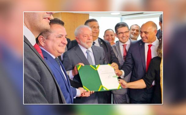 Lula assina projeto que permite reajuste a policiais e bombeiros do DF