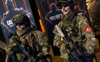 Homens vestidos como soldados para promover o videogame "Call Of Duty Black Ops 3" na feira Gamescom em Colônia, Alemanha, 5 de agosto de 2015