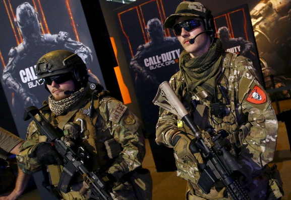 Homens vestidos como soldados para promover o videogame "Call Of Duty Black Ops 3" na feira Gamescom em Colônia, Alemanha, 5 de agosto de 2015