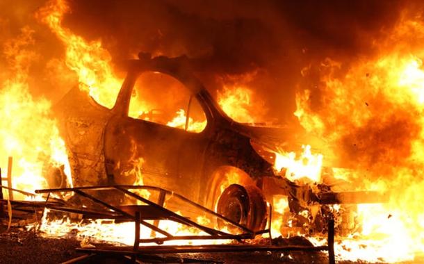 Um veículo é queimado, destruído por manifestantes em Nanterre, a oeste de Paris, em 27 de junho de 2023, depois que a polícia francesa matou um adolescente que se recusou a parar para uma fiscalização de trânsito na cidade.