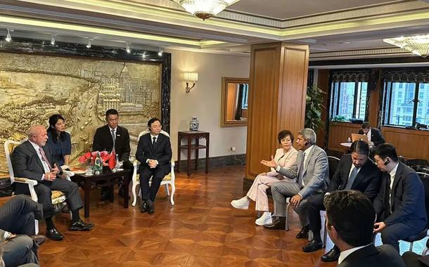 Reunião entre o presidente Luiz Inácio Lula da Silva (gravata clara, à esq.), o governador Jerônimo Rodrigues (gesticulando com a mão direita) e representantes da BYD em Brasília 