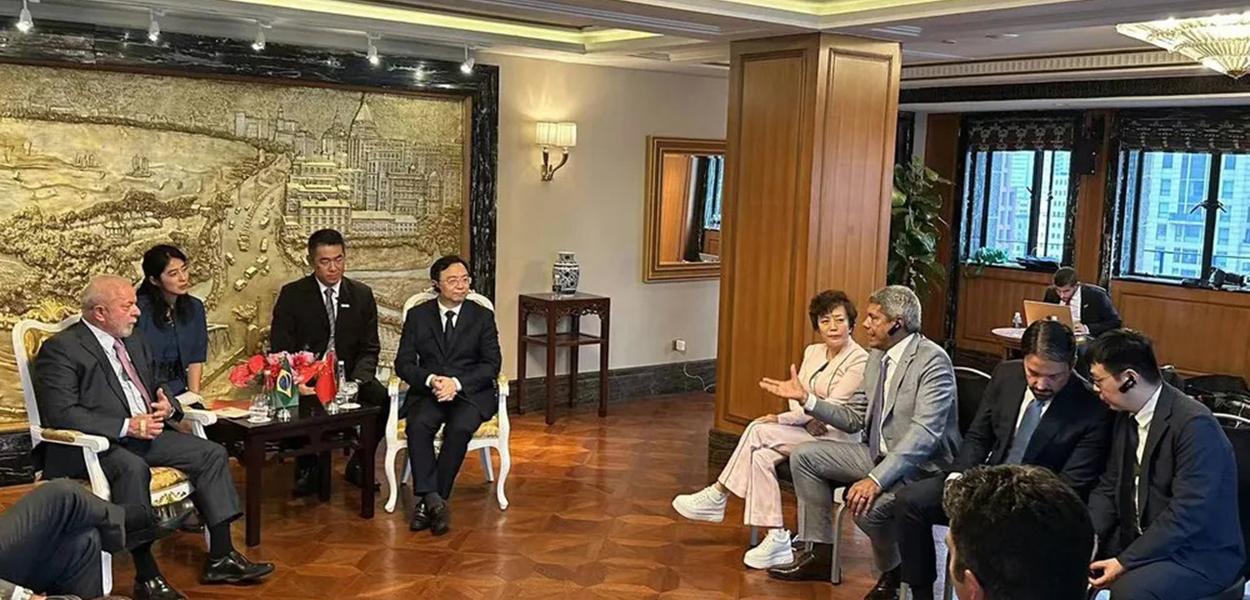 Reunião entre o presidente Luiz Inácio Lula da Silva (gravata clara, à esq.), o governador Jerônimo Rodrigues (gesticulando com a mão direita) e representantes da BYD em Brasília 