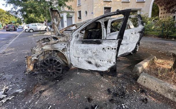 Carro é destruído durante protestos contra assassinato de jovem em Nanterre (França) 