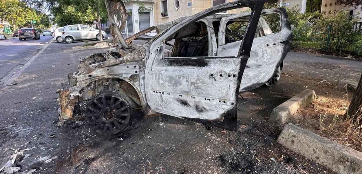 Carro é destruído durante protestos contra assassinato de jovem em Nanterre (França) 