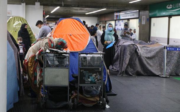 Afegãos no aeroporto de Guarulhos