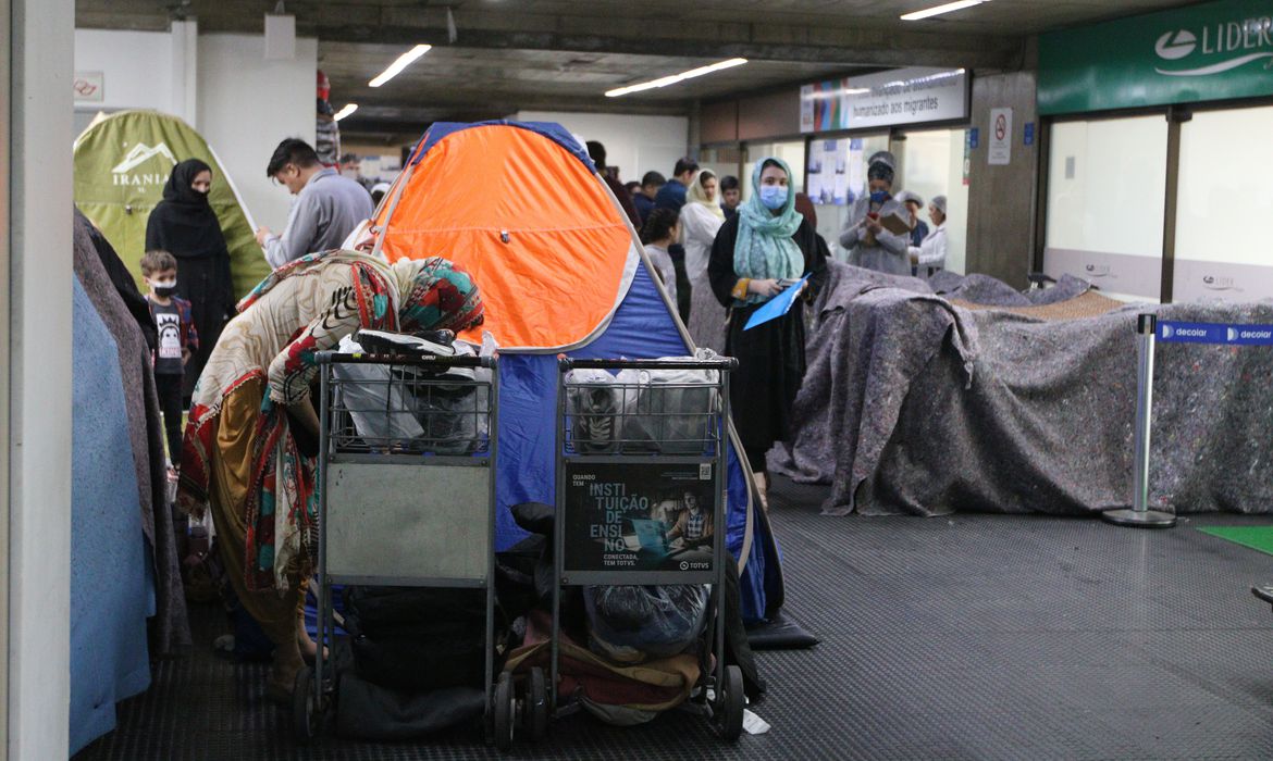 Afegãos no aeroporto de Guarulhos