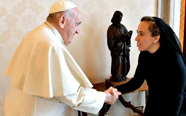 Papa Francisco e Stella Assange