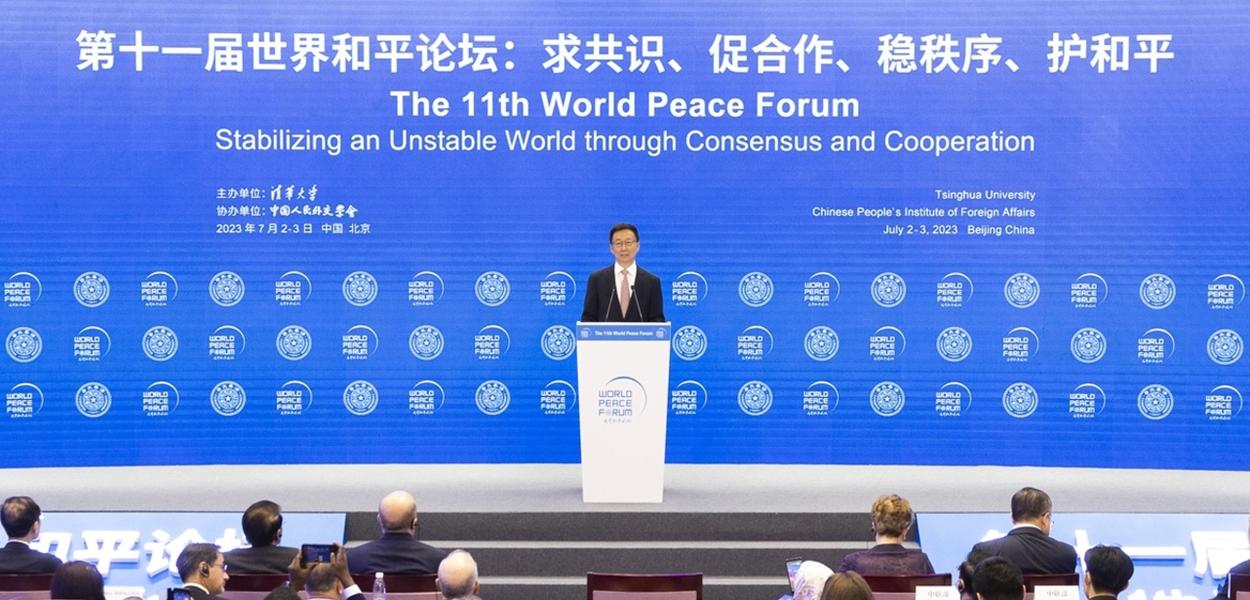 O Vice Presidente Han Zheng fala na abertura do 11º Fórum Mundial da Paz, na Universidade Tsinghua em Pequim