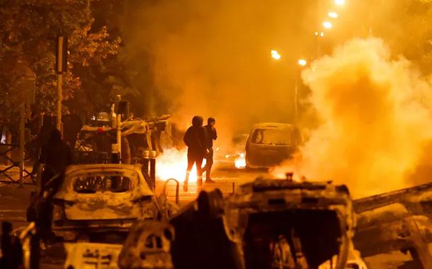 Manifestantes entram em confronto com a polícia após a morte de Nahel, em 30 de junho de 2023