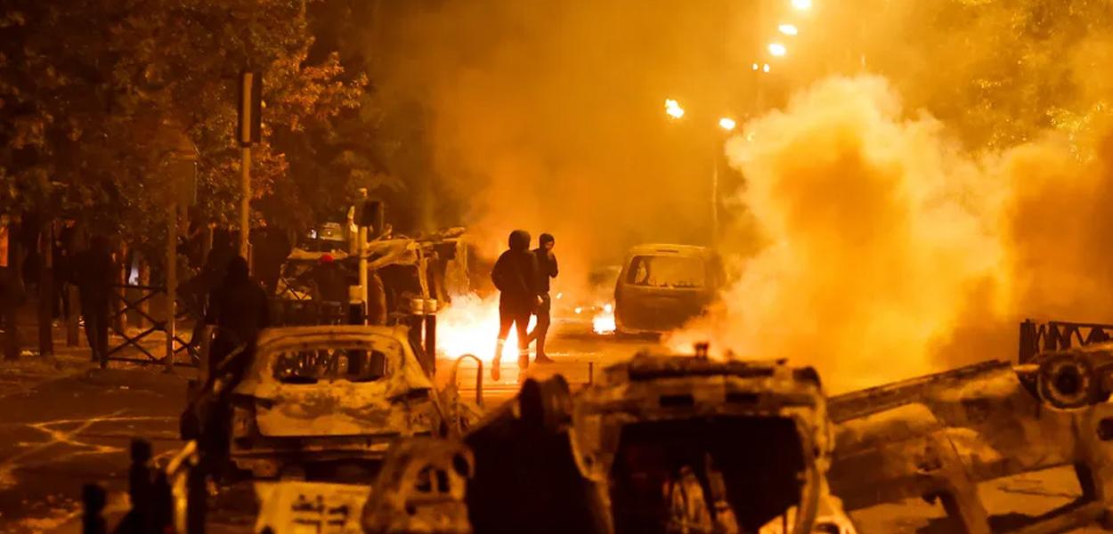 Manifestantes entram em confronto com a polícia após a morte de Nahel, em 30 de junho de 2023