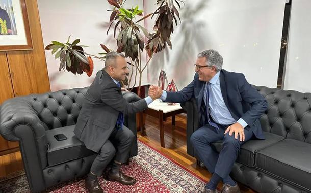 Waguinho (à esq.) e Alexandre Padilha durante reunião para confirmar a saída de Daniela Carneiro do Ministério do Turismo