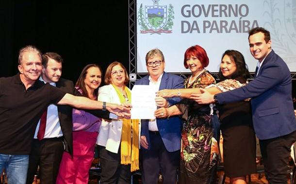 Ministra Cida Gonçalves, governador da Paraíba, João Azevedo, e demais autoridades em João Pessoa