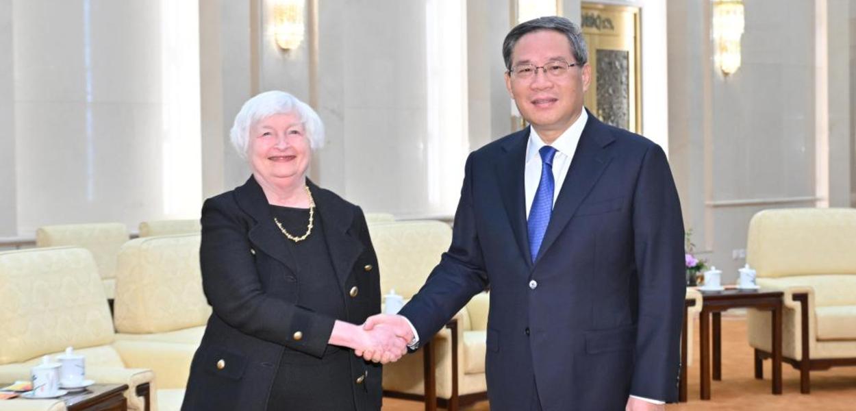 Janet Yellen e Li Qiang se apertam as mãos em Beijing, China 7/7/23