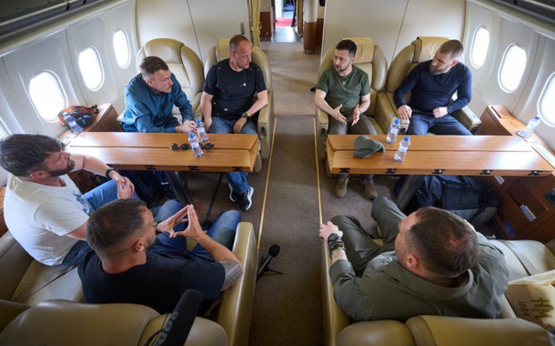 O presidente da Ucrânia, Volodymyr Zelensky, fala com os comandantes Azov Denys Prokopenko, Sviatoslav Palamar, Denys Shleha, Serhii Volynskyi e Oleh Homenko dentro de um avião enquanto retornam à Ucrânia de Istambul, Turquia, 8 de julho de 2023. 