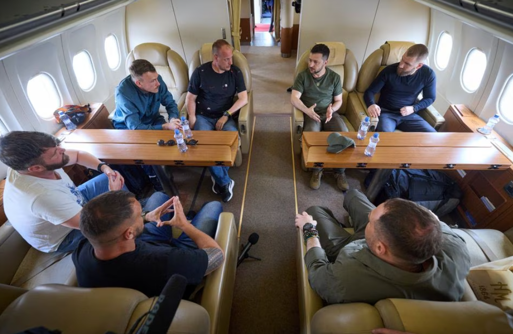 O presidente da Ucrânia, Volodymyr Zelensky, fala com os comandantes Azov Denys Prokopenko, Sviatoslav Palamar, Denys Shleha, Serhii Volynskyi e Oleh Homenko dentro de um avião enquanto retornam à Ucrânia de Istambul, Turquia, 8 de julho de 2023. 