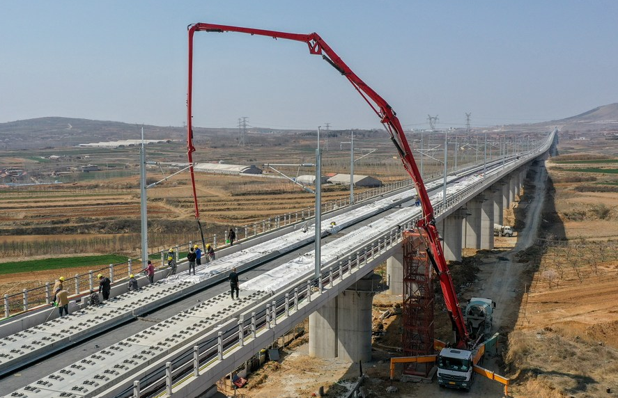 Esta foto aérea tirada em 31 de março de 2023 mostra funcionários trabalhando em uma grande ponte da ferrovia de alta velocidade Laixi-Rongcheng em Laixi, província de Shandong, leste da China