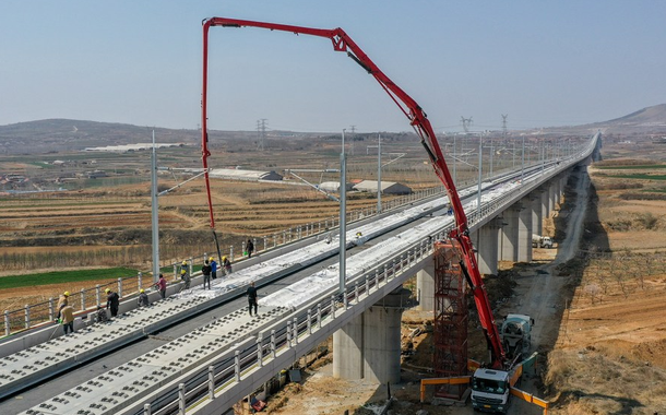 Esta foto aérea tirada em 31 de março de 2023 mostra funcionários trabalhando em uma grande ponte da ferrovia de alta velocidade Laixi-Rongcheng em Laixi, província de Shandong, leste da China