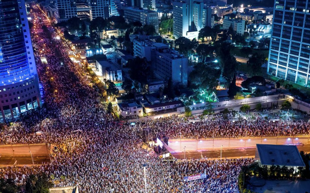 Vista aérea mostra manifestantes participando de uma manifestação contra o primeiro-ministro israelense Benjamin Netanyahu e a reforma judicial de seu governo de coalizão nacionalista, em Tel Aviv, Israel, 8 de julho de 2023