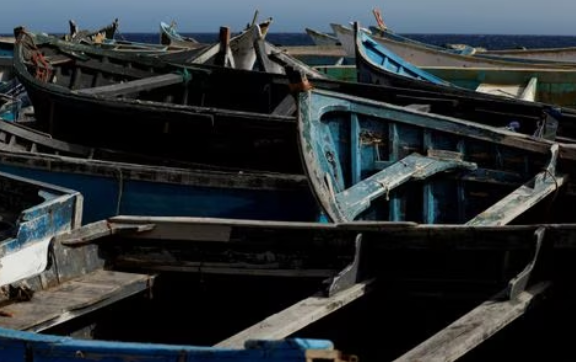 Dezenas de barcos de madeira usados ​​por migrantes para chegar às Ilhas Canárias são vistos no porto de Arinaga, na ilha de Gran Canaria, Espanha, em 7 de junho de 2022