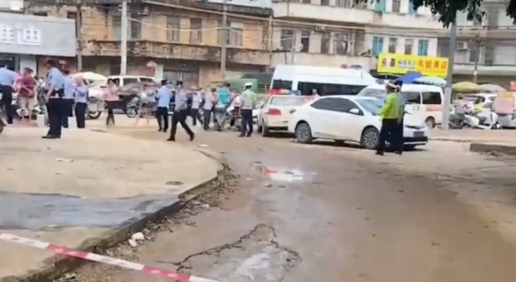 Nesta imagem obtida de um vídeo de mídia social, a polícia protege a região perto de um jardim de infância onde ocorreu um ataque fatal com faca em Lianjiang, China