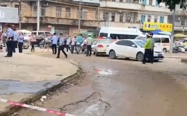 Nesta imagem obtida de um vídeo de mídia social, a polícia protege a região perto de um jardim de infância onde ocorreu um ataque fatal com faca em Lianjiang, China