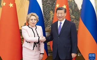 Valentina Matviyenko e Xi Jinping 10/7/23