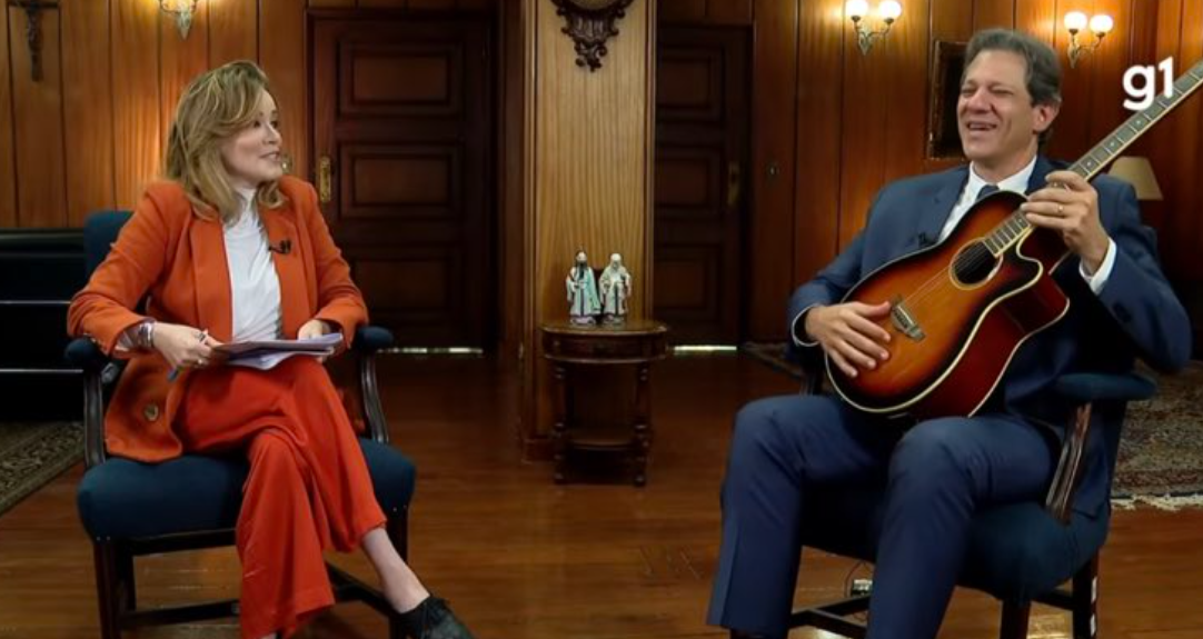 Haddad toca violão durante entrevista ao G1