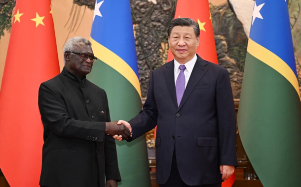 O presidente chinês, Xi Jinping, se reúne com o primeiro-ministro visitante das Ilhas Salomão, Manasseh Sogavare, no Grande Salão do Povo em Pequim, capital da China, em 10 de julho de 2023