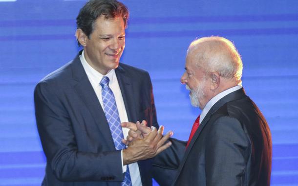 Ministro da Fazenda, Fernando Haddad (gravata azul), e o presidente Luiz Inácio Lula da Silva. Foto: Fabio Pozzebom - Agência Brasil