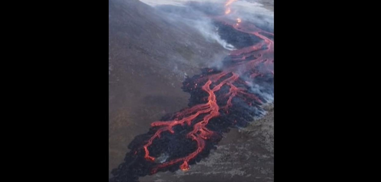 Lavas de um vulcão em erupção na Islândia