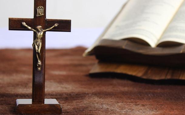Crucifixo e a Bíblia