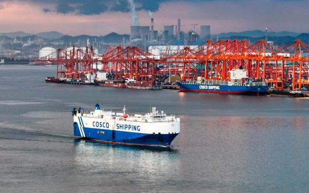 Foto por drone em 16 de setembro de 2025 mostra um navio de carga deixando o Porto Qinzhou na cidade de Qinzhou, Região Autônoma da Etnia Zhuang de Guangxi, sul da China. Até agosto de 2025, o Novo Corredor Comercial Internacional Terra-Mar expandiu suas rotas até 577 portos em 127 países e regiões, lidando produtos de mais de 1.316 categorias (Foto: Xinhua/Zhang Ailin) Foto por drone em 16 de setembro de 2025 mostra um navio de carga deixando o Porto Qinzhou na cidade de Qinzhou, Região Autônoma da Etnia Zhuang de Guangxi, sul da China. Até agosto de 2025, o Novo Corredor Comercial Internacional Terra-Mar expandiu suas rotas até 577 portos em 127 países e regiões, lidando produtos de mais de 1.316 categorias