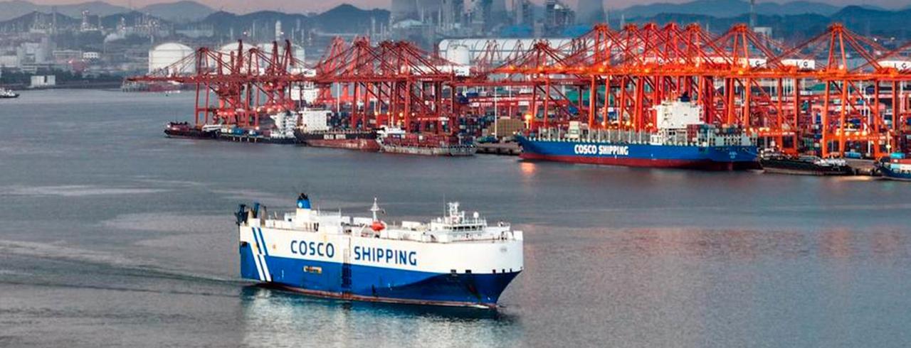Foto por drone em 16 de setembro de 2025 mostra um navio de carga deixando o Porto Qinzhou na cidade de Qinzhou, Região Autônoma da Etnia Zhuang de Guangxi, sul da China. Até agosto de 2025, o Novo Corredor Comercial Internacional Terra-Mar expandiu suas rotas até 577 portos em 127 países e regiões, lidando produtos de mais de 1.316 categorias