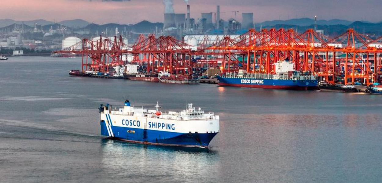 Foto por drone em 16 de setembro de 2025 mostra um navio de carga deixando o Porto Qinzhou na cidade de Qinzhou, Região Autônoma da Etnia Zhuang de Guangxi, sul da China. Até agosto de 2025, o Novo Corredor Comercial Internacional Terra-Mar expandiu suas rotas até 577 portos em 127 países e regiões, lidando produtos de mais de 1.316 categorias (Foto: Xinhua/Zhang Ailin) Foto por drone em 16 de setembro de 2025 mostra um navio de carga deixando o Porto Qinzhou na cidade de Qinzhou, Região Autônoma da Etnia Zhuang de Guangxi, sul da China. Até agosto de 2025, o Novo Corredor Comercial Internacional Terra-Mar expandiu suas rotas até 577 portos em 127 países e regiões, lidando produtos de mais de 1.316 categorias